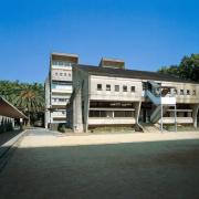 ArchitektInnen / KünstlerInnen: Arata Isozaki<br>Projekt: Iwata Hauptschule<br>Aufnahmedatum: 11/02<br>Format: 4x5'' C-Dia<br>Lieferformat: Dia-Duplikat, Scan 300 dpi<br>Bestell-Nummer: 7960/C<br>