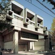 ArchitektInnen / KünstlerInnen: Arata Isozaki<br>Projekt: Art Plaza<br>Aufnahmedatum: 11/02<br>Format: 4x5'' C-Dia<br>Lieferformat: Dia-Duplikat, Scan 300 dpi<br>Bestell-Nummer: 7961/C<br>