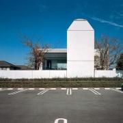 ArchitektInnen / KünstlerInnen: Arata Isozaki<br>Projekt: Eto Haus<br>Aufnahmedatum: 11/02<br>Format: 4x5'' C-Dia<br>Lieferformat: Dia-Duplikat, Scan 300 dpi<br>Bestell-Nummer: 7921/B<br>