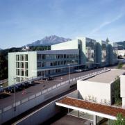 ArchitektInnen / KünstlerInnen: Daniele Marques<br>Projekt: Kantonsspital Luzern - Neue Frauenklinik<br>Aufnahmedatum: 06/02<br>Format: 4x5'' C-Dia<br>Lieferformat: Dia-Duplikat, Scan 300 dpi<br>Bestell-Nummer: 11254/D<br>