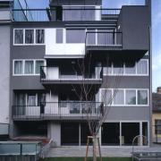 ArchitektInnen / KünstlerInnen: Peter Nigst<br>Projekt: Wohnhausanlage Friedlgasse<br>Aufnahmedatum: 03/02<br>Format: 4x5'' C-Dia<br>Lieferformat: Dia-Duplikat, Scan 300 dpi<br>Bestell-Nummer: 11095/D<br>