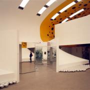 ArchitektInnen / KünstlerInnen: PAUHOF Architekten<br>Projekt: Ausstellung Yayoi Kusuma<br>Aufnahmedatum: 02/02<br>Format: 4x5'' C-Dia<br>Lieferformat: Dia-Duplikat, Scan 300 dpi<br>Bestell-Nummer: 11067/D<br>