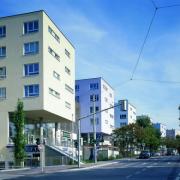 ArchitektInnen / KünstlerInnen: Günter Lautner<br>Projekt: Wohnhausanlage Laaerbergstrasse<br>Aufnahmedatum: 10/01<br>Format: 4x5'' C-Dia<br>Lieferformat: Dia-Duplikat, Scan 300 dpi<br>Bestell-Nummer: 10845/D<br>