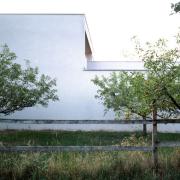 ArchitektInnen / KünstlerInnen: Adolf Krischanitz<br>Projekt: Landhaus Zurndorf<br>Aufnahmedatum: 08/01<br>Format: 4x5'' C-Dia<br>Lieferformat: Dia-Duplikat, Scan 300 dpi<br>Bestell-Nummer: 10747/B<br>