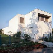 ArchitektInnen / KünstlerInnen: Adolf Krischanitz<br>Projekt: Landhaus Zurndorf<br>Aufnahmedatum: 08/01<br>Format: 4x5'' C-Dia<br>Lieferformat: Dia-Duplikat, Scan 300 dpi<br>Bestell-Nummer: 10747/C<br>