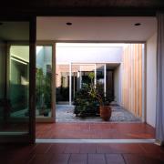 ArchitektInnen / KünstlerInnen: Adolf Krischanitz<br>Projekt: Landhaus Zurndorf<br>Aufnahmedatum: 08/01<br>Format: 4x5'' C-Dia<br>Lieferformat: Dia-Duplikat, Scan 300 dpi<br>Bestell-Nummer: 10749/A<br>