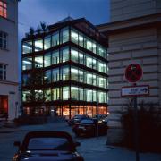 ArchitektInnen / KünstlerInnen: Herzog & de Meuron Architekten BSA/SIA/ETH<br>Projekt: Wohn- und Geschäftshaus Herrnstrasse<br>Aufnahmedatum: 06/01<br>Format: 4x5'' C-Dia<br>Lieferformat: Dia-Duplikat, Scan 300 dpi<br>Bestell-Nummer: 10601/A<br>