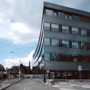 ArchitektInnen / KünstlerInnen: Herzog & de Meuron Architekten BSA/SIA/ETH<br>Projekt: Wohn- und Geschäftshaus Solothurn<br>Aufnahmedatum: 04/01<br>Format: 4x5'' C-Dia<br>Lieferformat: Dia-Duplikat, Scan 300 dpi<br>Bestell-Nummer: 10420/A<br>
