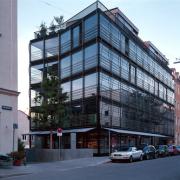ArchitektInnen / KünstlerInnen: Herzog & de Meuron Architekten BSA/SIA/ETH<br>Projekt: Wohn- und Geschäftshaus Herrnstrasse<br>Aufnahmedatum: 06/01<br>Format: 4x5'' C-Dia<br>Lieferformat: Dia-Duplikat, Scan 300 dpi<br>Bestell-Nummer: 10599/B<br>