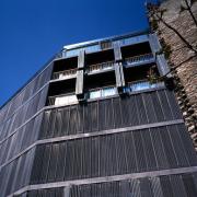 ArchitektInnen / KünstlerInnen: Herzog & de Meuron Architekten BSA/SIA/ETH<br>Projekt: Wohnhäuser an der Rue des Suisses<br>Aufnahmedatum: 05/01<br>Format: 4x5'' C-Dia<br>Lieferformat: Dia-Duplikat, Scan 300 dpi<br>Bestell-Nummer: 10496/B<br>