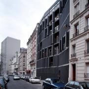 ArchitektInnen / KünstlerInnen: Herzog & de Meuron Architekten BSA/SIA/ETH<br>Projekt: Wohnhäuser an der Rue des Suisses<br>Aufnahmedatum: 05/01<br>Format: 4x5'' C-Dia<br>Lieferformat: Dia-Duplikat, Scan 300 dpi<br>Bestell-Nummer: 10504/A<br>