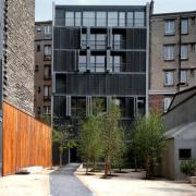ArchitektInnen / KünstlerInnen: Herzog & de Meuron Architekten BSA/SIA/ETH<br>Projekt: Wohnhäuser an der Rue des Suisses<br>Aufnahmedatum: 05/01<br>Format: 4x5'' C-Dia<br>Lieferformat: Dia-Duplikat, Scan 300 dpi<br>Bestell-Nummer: 10475/B<br>