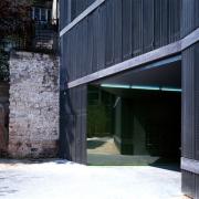ArchitektInnen / KünstlerInnen: Herzog & de Meuron Architekten BSA/SIA/ETH<br>Projekt: Wohnhäuser an der Rue des Suisses<br>Aufnahmedatum: 05/01<br>Format: 4x5'' C-Dia<br>Lieferformat: Dia-Duplikat, Scan 300 dpi<br>Bestell-Nummer: 10479/B<br>