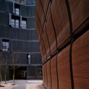ArchitektInnen / KünstlerInnen: Herzog & de Meuron Architekten BSA/SIA/ETH<br>Projekt: Wohnhäuser an der Rue des Suisses<br>Aufnahmedatum: 05/01<br>Format: 4x5'' C-Dia<br>Lieferformat: Dia-Duplikat, Scan 300 dpi<br>Bestell-Nummer: 10465/A<br>