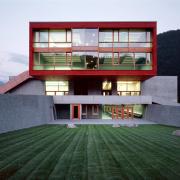 ArchitektInnen / KünstlerInnen: Barkow Leibinger<br>Projekt: Gründerzentrum Grüsch<br>Aufnahmedatum: 07/01<br>Format: 4x5'' C-Dia<br>Lieferformat: Dia-Duplikat, Scan 300 dpi<br>Bestell-Nummer: 10712/A<br>