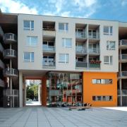 ArchitektInnen / KünstlerInnen: Ebner, Ullmann<br>Projekt: Wohnhausanlage 'In der Wiesen'<br>Aufnahmedatum: 07/01<br>Format: 4x5'' C-Dia<br>Lieferformat: Dia-Duplikat, Scan 300 dpi<br>Bestell-Nummer: 10650/A<br>
