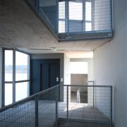 ArchitektInnen / KünstlerInnen: Otto Häuselmayer<br>Projekt: Wohnhausanlage In der Wiesen<br>Aufnahmedatum: 04/01<br>Format: 4x5'' C-Dia<br>Lieferformat: Dia-Duplikat, Scan 300 dpi<br>Bestell-Nummer: 10462/A<br>