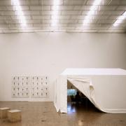 ArchitektInnen / KünstlerInnen: d+ Büro für Design<br>Projekt: 'Lebt und Arbeitet in Wien' - Ausstellung Kunsthalle Wien<br>Aufnahmedatum: 12/00<br>Format: 6x9cm C-Dia<br>Lieferformat: Dia-Duplikat, Scan 300 dpi<br>Bestell-Nummer: 10165/9<br>