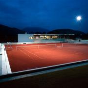 ArchitektInnen / KünstlerInnen: walser + werle architekten zt<br>Projekt: Tenniscenter Altenstadt<br>Aufnahmedatum: 09/00<br>Format: 4x5'' C-Dia<br>Lieferformat: Dia-Duplikat, Scan 300 dpi<br>Bestell-Nummer: 10024/C<br>