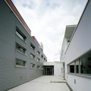 ArchitektInnen / KünstlerInnen: Karl F. Thalmeier<br>Projekt: Volks- und Hauptschule - Erweiterung<br>Aufnahmedatum: 07/00<br>Format: 4x5'' C-Dia<br>Lieferformat: Dia-Duplikat, Scan 300 dpi<br>Bestell-Nummer: 9836/D<br>