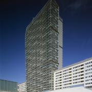 ArchitektInnen / KünstlerInnen: DMAA Delugan Meissl Associated Architects<br>Projekt: Mischek Tower<br>Aufnahmedatum: 06/00<br>Format: 4x5'' C-Dia<br>Lieferformat: Dia-Duplikat, Scan 300 dpi<br>Bestell-Nummer: 9763/A<br>