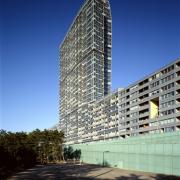 ArchitektInnen / KünstlerInnen: DMAA Delugan Meissl Associated Architects<br>Projekt: Mischek Tower<br>Aufnahmedatum: 06/00<br>Format: 4x5'' C-Dia<br>Lieferformat: Dia-Duplikat, Scan 300 dpi<br>Bestell-Nummer: 9763/B<br>