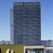 ArchitektInnen / KünstlerInnen: DMAA Delugan Meissl Associated Architects<br>Projekt: Mischek Tower<br>Aufnahmedatum: 06/00<br>Format: 4x5'' C-Dia<br>Lieferformat: Dia-Duplikat, Scan 300 dpi<br>Bestell-Nummer: 9764/C<br>