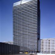ArchitektInnen / KünstlerInnen: DMAA Delugan Meissl Associated Architects<br>Projekt: Mischek Tower<br>Aufnahmedatum: 06/00<br>Format: 4x5'' C-Dia<br>Lieferformat: Dia-Duplikat, Scan 300 dpi<br>Bestell-Nummer: 9766/D<br>