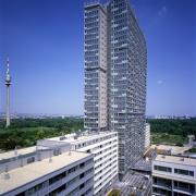 ArchitektInnen / KünstlerInnen: DMAA Delugan Meissl Associated Architects<br>Projekt: Mischek Tower<br>Aufnahmedatum: 06/00<br>Format: 4x5'' C-Dia<br>Lieferformat: Dia-Duplikat, Scan 300 dpi<br>Bestell-Nummer: 9768/A<br>