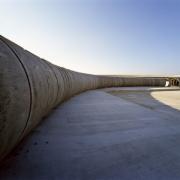 ArchitektInnen / KünstlerInnen: tnE Architects<br>Projekt: Betonzaun 'Blindgänger'<br>Aufnahmedatum: 12/99<br>Format: 6x9cm C-Dia<br>Lieferformat: Dia-Duplikat, Scan 300 dpi<br>Bestell-Nummer: 9856/D<br>