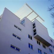 ArchitektInnen / KünstlerInnen: Martin Kohlbauer<br>Projekt: Wohnhausanlage Donaufelderstraße<br>Aufnahmedatum: 03/00<br>Format: 4x5'' C-Dia<br>Lieferformat: Dia-Duplikat, Scan 300 dpi<br>Bestell-Nummer: 9486/D<br>