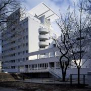 ArchitektInnen / KünstlerInnen: Martin Kohlbauer<br>Projekt: Wohnhausanlage Donaufelderstraße<br>Aufnahmedatum: 03/00<br>Format: 4x5'' C-Dia<br>Lieferformat: Dia-Duplikat, Scan 300 dpi<br>Bestell-Nummer: 9487/C<br>