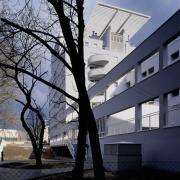 ArchitektInnen / KünstlerInnen: Martin Kohlbauer<br>Projekt: Wohnhausanlage Donaufelderstraße<br>Aufnahmedatum: 03/00<br>Format: 4x5'' C-Dia<br>Lieferformat: Dia-Duplikat, Scan 300 dpi<br>Bestell-Nummer: 9488/D<br>