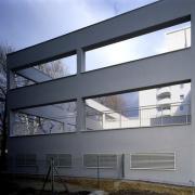 ArchitektInnen / KünstlerInnen: Martin Kohlbauer<br>Projekt: Wohnhausanlage Donaufelderstraße<br>Aufnahmedatum: 03/00<br>Format: 4x5'' C-Dia<br>Lieferformat: Dia-Duplikat, Scan 300 dpi<br>Bestell-Nummer: 9489/C<br>