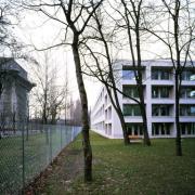 ArchitektInnen / KünstlerInnen: Adolf Krischanitz<br>Projekt: Lauder-Chabad-Campus<br>Aufnahmedatum: 02/00<br>Format: 4x5'' C-Dia<br>Lieferformat: Dia-Duplikat, Scan 300 dpi<br>Bestell-Nummer: 9446/A<br>