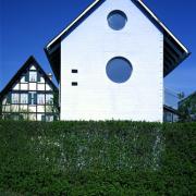 ArchitektInnen / KünstlerInnen: Herzog & de Meuron Architekten BSA/SIA/ETH<br>Projekt: Blaues Haus<br>Aufnahmedatum: 04/97<br>Format: 4x5'' C-Dia<br>Lieferformat: Dia-Duplikat, Scan 300 dpi<br>Bestell-Nummer: 7032/A<br>