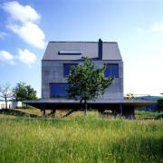ArchitektInnen / KünstlerInnen: Herzog & de Meuron Architekten BSA/SIA/ETH<br>Projekt: Haus in Leymen<br>Aufnahmedatum: 05/98<br>Format: 4x5'' C-Dia<br>Lieferformat: Dia-Duplikat, Scan 300 dpi<br>Bestell-Nummer: 7928/A<br>