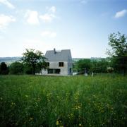 ArchitektInnen / KünstlerInnen: Herzog & de Meuron Architekten BSA/SIA/ETH<br>Projekt: Haus in Leymen<br>Aufnahmedatum: 05/98<br>Format: 4x5'' C-Dia<br>Lieferformat: Dia-Duplikat, Scan 300 dpi<br>Bestell-Nummer: 7929/A<br>