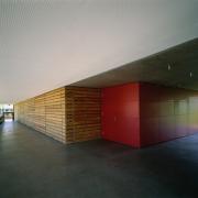 ArchitektInnen / KünstlerInnen: Gasparin & Meier<br>Projekt: Kultur- und Feuerwehrhaus<br>Aufnahmedatum: 05/98<br>Format: 4x5'' C-Dia<br>Lieferformat: Dia-Duplikat, Scan 300 dpi<br>Bestell-Nummer: 7900/B<br>