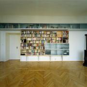 ArchitektInnen / KünstlerInnen: Irmgard Frank<br>Projekt: Bücherstellage Wohnung M.<br>Aufnahmedatum: 12/99<br>Format: 4x5'' C-Dia<br>Lieferformat: Dia-Duplikat, Scan 300 dpi<br>Bestell-Nummer: 8709/B<br>