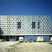 ArchitektInnen / KünstlerInnen: Eric Steiner<br>Projekt: Donau City Bauteil Steiner<br>Aufnahmedatum: 06/99<br>Format: 4x5'' C-Dia<br>Lieferformat: Dia-Duplikat, Scan 300 dpi<br>Bestell-Nummer: 9030/C<br>