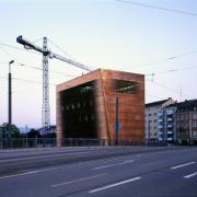 ArchitektInnen / KünstlerInnen: Herzog & de Meuron Architekten BSA/SIA/ETH<br>Projekt: Zentralstellwerk SBB<br>Aufnahmedatum: 09/99<br>Lieferformat: Dia-Duplikat, Scan 300 dpi<br>Bestell-Nummer: 9157/B<br>
