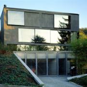 ArchitektInnen / KünstlerInnen: Herzog & de Meuron Architekten BSA/SIA/ETH<br>Projekt: Haus Koechlin, privates Wohnhaus mit zwei Höfen<br>Aufnahmedatum: 10/95<br>Format: 4x5'' C-Dia<br>Lieferformat: Dia-Duplikat, Scan 300 dpi<br>Bestell-Nummer: 5904/B<br>