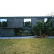 ArchitektInnen / KünstlerInnen: Herzog & de Meuron Architekten BSA/SIA/ETH<br>Projekt: Haus Koechlin, privates Wohnhaus mit zwei Höfen<br>Aufnahmedatum: 03/96<br>Format: 4x5'' C-Dia<br>Lieferformat: Dia-Duplikat, Scan 300 dpi<br>Bestell-Nummer: 6146/A<br>