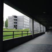 ArchitektInnen / KünstlerInnen: Herzog & de Meuron Architekten BSA/SIA/ETH<br>Projekt: Antipodes I, Studentenwohnheim, Université de Bourgogne<br>Aufnahmedatum: 06/92<br>Format: 6x7cm C-Dia<br>Lieferformat: Dia-Duplikat, Scan 300 dpi<br>Bestell-Nummer: 2640/11<br>