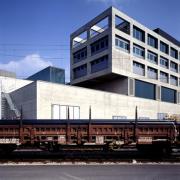 ArchitektInnen / KünstlerInnen: Herzog & de Meuron Architekten BSA/SIA/ETH<br>Projekt: Lokomotiv-Depot, Auf dem Wolf<br>Aufnahmedatum: 03/96<br>Format: 4x5'' C-Dia<br>Lieferformat: Dia-Duplikat, Scan 300 dpi<br>Bestell-Nummer: 6129/B<br>
