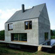 ArchitektInnen / KünstlerInnen: Herzog & de Meuron Architekten BSA/SIA/ETH<br>Projekt: Haus in Leymen<br>Aufnahmedatum: 05/98<br>Format: 4x5'' C-Dia<br>Lieferformat: Dia-Duplikat, Scan 300 dpi<br>Bestell-Nummer: 7925/A<br>
