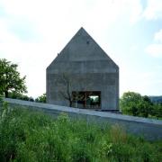 ArchitektInnen / KünstlerInnen: Herzog & de Meuron Architekten BSA/SIA/ETH<br>Projekt: Haus in Leymen<br>Aufnahmedatum: 05/98<br>Format: 4x5'' C-Dia<br>Lieferformat: Dia-Duplikat, Scan 300 dpi<br>Bestell-Nummer: 7924/B<br>