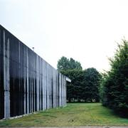 ArchitektInnen / KünstlerInnen: Herzog & de Meuron Architekten BSA/SIA/ETH<br>Projekt: Ricola - Europe SA. Produktions- und Lagergebäude<br>Aufnahmedatum: 08/96<br>Format: 4x5'' C-Dia<br>Lieferformat: Dia-Duplikat, Scan 300 dpi<br>Bestell-Nummer: 6423/A<br>