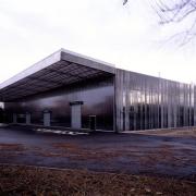 ArchitektInnen / KünstlerInnen: Herzog & de Meuron Architekten BSA/SIA/ETH<br>Projekt: Ricola - Europe SA. Produktions- und Lagergebäude<br>Aufnahmedatum: 01/94<br>Format: 4x5'' C-Dia<br>Lieferformat: Dia-Duplikat, Scan 300 dpi<br>Bestell-Nummer: 3557/A<br>